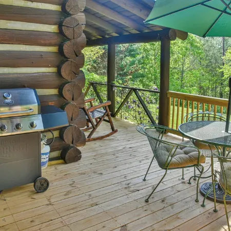 Classic Log Cabin 15 minutes to downtown Asheville-fire pit, pond, fireplace