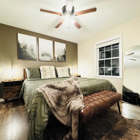 The Ravine • Hot Tub Forest Escape, Epic Gameroom, Fast Wifi & Pet Friendly