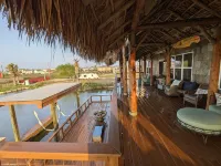 House on the bay. Fishing, crabbing, boating, kayaking close to Galveston.