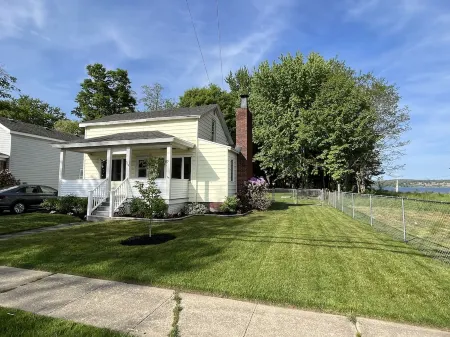 Valley View Lakehouse - Fully updated, dog friendly and beautiful lake view!