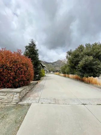 BEAUTIFUL, REMODELED HOME WITH EASY ACCESS TO LAKE AND RIVER - PET FRIENDLY