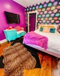 Pinky’s Cottage-central location,fullKitchen, fun theme!