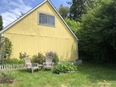 Charming Vashon Island Cottage - Just 3 minutes from the ferry.