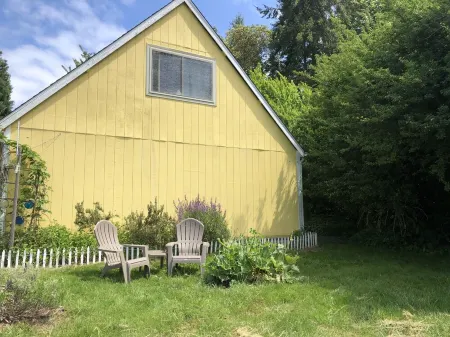 Charming Vashon Island Cottage - Just 3 minutes from the ferry. Отели рядом с достопримечательностью «Lavender Hills Farm»