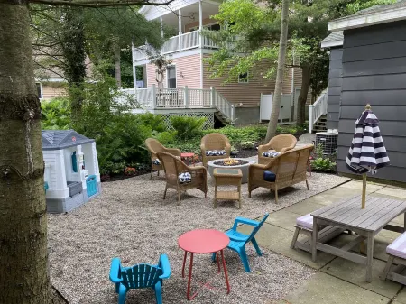 Webster Cottage - 1 minute walk to beach! Отели рядом с достопримечательностью «Blue Stairs - Kids' Corner Beach Access»