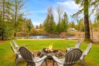 Cozy North Bend Riverfront Cabin w/hot tub!