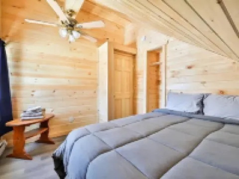 Log cabin with INDOOR POOL foot of hunter mountain ハンターのホテル