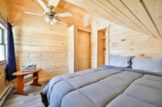 Log cabin with INDOOR POOL foot of hunter mountain