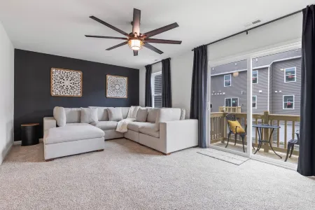 Elegant New Home Near Lakes - Relax & Unwind! Отели в г. Мак-Генри