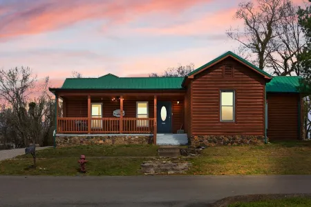 Walking distance to Burnside marina! Views of beautiful Lake Cumberland!