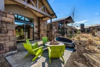 MTN BIKER DREAM ~ along trails ~ gear storage ~ hottub ~ resort amenities Hotels near Deschutes National Forest - Forest Supervisor's Office