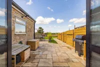 Luxurious Complex: 2 barns together edge of Frome