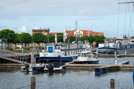 AP 6 Zimmer mit Kingsize-bett und Seeblick Отели в г. Барт