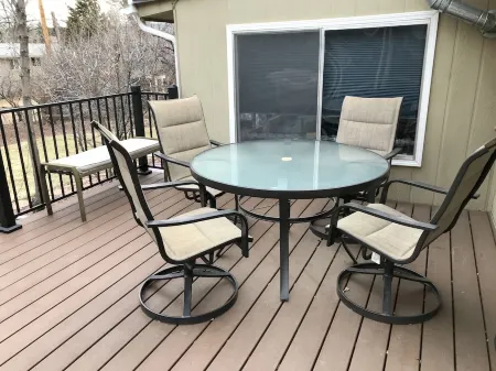 Spacious Guest Suite with Private Entrance, Hot tub, 2 Bedrooms, 1 Bath