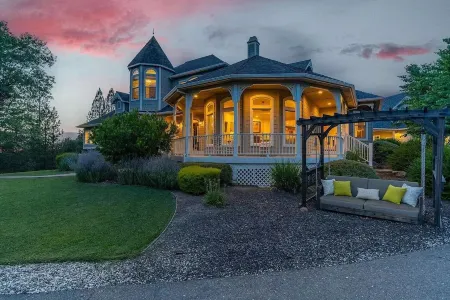 Luxury 5 Bedroom 4.5 Bath Dream Estate with Resort-like Pool In Wine Country