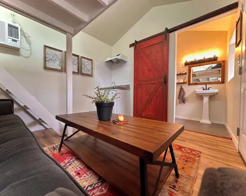 Tiny Farmhouse Cottage with Loft - Drift Asleep by Stargazing through Skylight 朱利安酒店