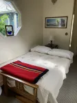 Lovely two-bedroom garden suite near Willamette River bike path