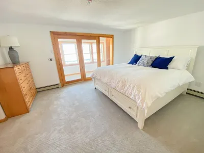 Spacious house across the street from Lake Winnipesaukee Hotel a 