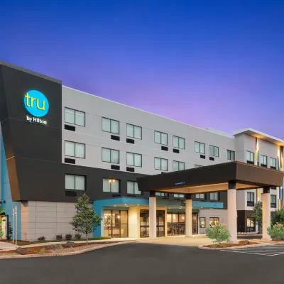 Tru by Hilton Portland Airport Hotel dekat Teater Alberta Rose