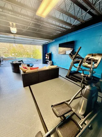 Massive Lakehouse - Infinity Pool, Hot Tubs, Dock, Firepit