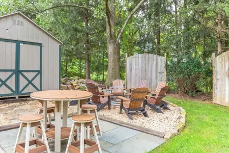 1 mile to Strasburg RR+King Bed