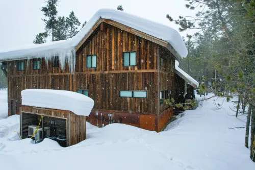 Large family cabin, ALL King beds, 30 min YNP, Hottub, secluded, New!