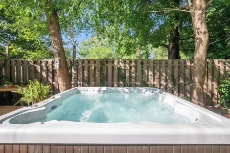 Cozy home centrally located to historical old-town leesburg w/ HotTub & Firepit!