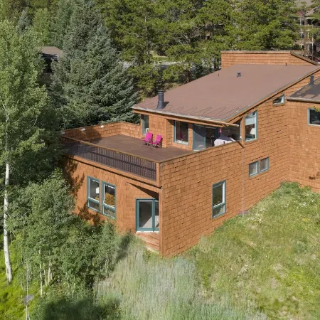 Ski in/ out mountain retreat. Huge deck with hot tub and stunning views