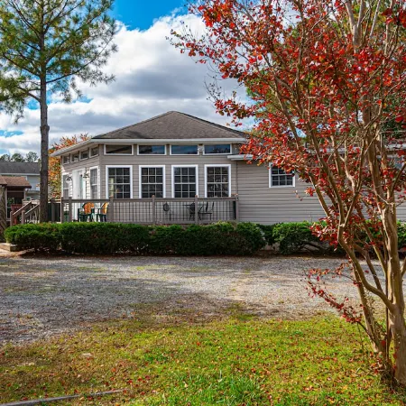 Waterfront- Pet OK- Pools-Sleeps 8-Self Check-in Beach Club Parking Included.