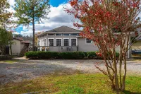Waterfront- Pet OK- Pools-Sleeps 8-Self Check-in Beach Club Parking Included.