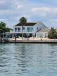 Casa Dolphina: Private Tropical Waterfront Paradise with Sunsets & Beach Views. Hotels near Serena Beach