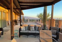 AWESOME Sunsets by the Heated Pool, putting green, hot tub & Tucson Night Lights Hotel a Tanque Verde