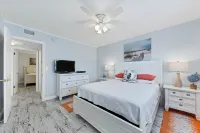 BEST LOCATION! NORTH END OF ANNA MARIA, FL STEPS TO BEACH & DINING -  LOWER UNIT