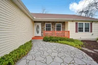 Lakefront Oasis, Dog-Friendly with Boat and Sauna included