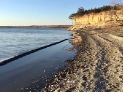 Steps from the water, firepit, large yard, family friendly Hotels in Brule County