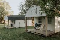 Cozy remodeled modern farmhouse for up to 10, with secondary room for up to 30