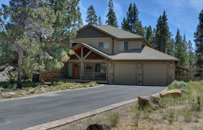 Premier Luxury Home with 7 Br/7.5 BA, Hot Tub, Game Room, Sharc Passes, A/C