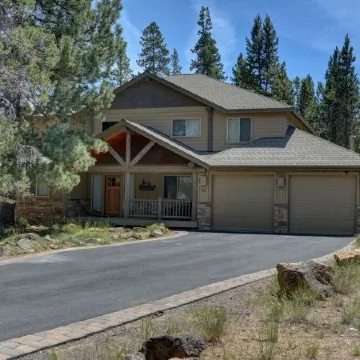 Premier Luxury Home with 7 Br/8 BA, Hot Tub, Game Room, Sharc Passes, A/C