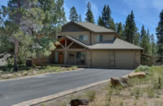 Premier Luxury Home with 7 Br/8 BA, Hot Tub, Game Room, Sharc Passes, A/C