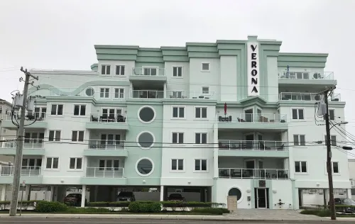LUXURY MODERN BEACH BLOCK CONDO.  Rooftop Pool, Balcony with Ocean Views, Wi-fi