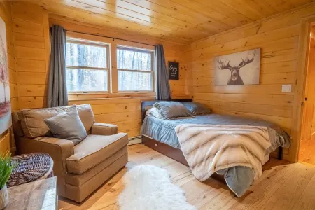 Beautiful private rustic log cabin, pool, hot tub