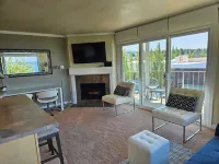 Relaxing View and Walking Distance to downtown Kirkland! Easy freeway access.