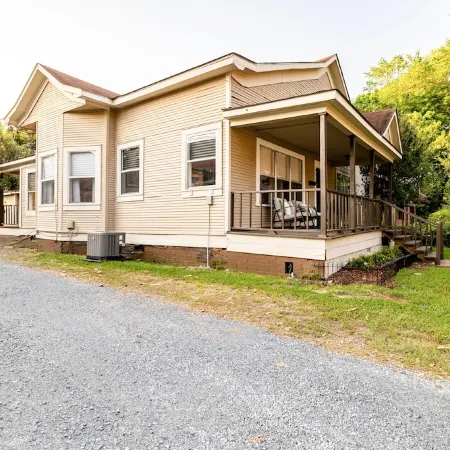 "Clementine at The 403" Historic District Apartment Walkable to Downtown