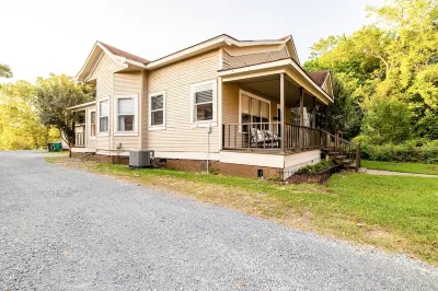 "Clementine at The 403" Historic District Apartment Walkable to Downtown