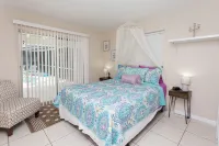 Cozy Beach House on Yacht Club- Pool Heated w/fee, walkable to the beach