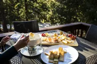 MidCentury Cabin-Deck w Awesome Views Near Hiking At Humber Park. Dog Friendly
