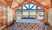 Bay Lake Cabin w/200ft of Lakefront, fun deck, private dock + woodfire sauna!