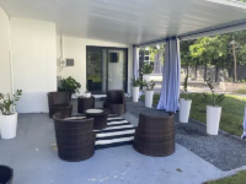 Charming 4 Bedroom Pool House - Miami Design District - 10 mins to Miami Beach.