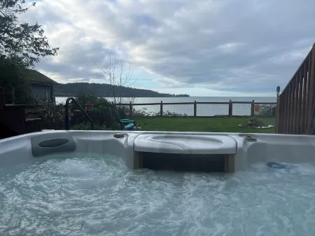 Beachfront House with Oceanview Hot Tub Отели рядом с достопримечательностью «Silver Reef Casino»