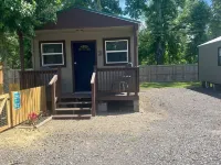 Pet friendly cabin in quiet Plainview with WiFi, AC Hotels in Plainview